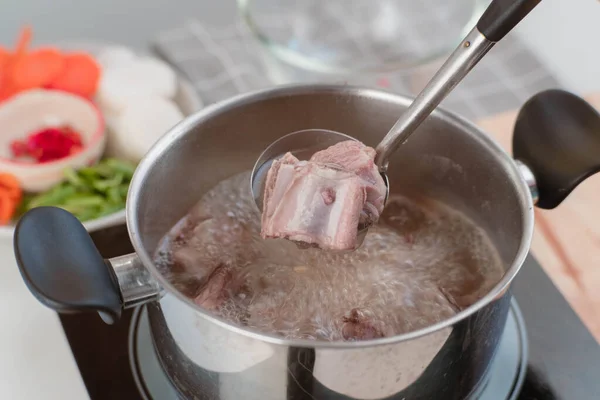 自家製のブイヨンレシピ シェフの手で鍋に野菜と豚リブストック スープ を準備します キッチンで料理 — ストック写真
