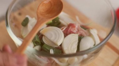 Kolay Kore yemeği için domuz eti marine etmek için adım adım prosedürler, doğranmış soğan ve Japon soğanı, susam yağı, soya sosu, Kore gochujang sosu ekleyin ve iyice karıştırın. Öğle yemeği için Kore ev yemeği.