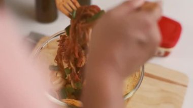 Yumurtadaki ekmek kırıntıları tavada kızartılır. Yakın plan. Kahvaltıda kızarmış ekmek ve süt..