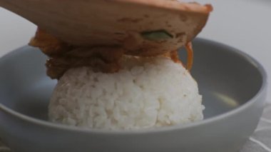 Kurobuta domuz etiyle kızartılmış kimchi, ahşap arka planda pişmiş pirinç kasesinde. Kore yemeği.
