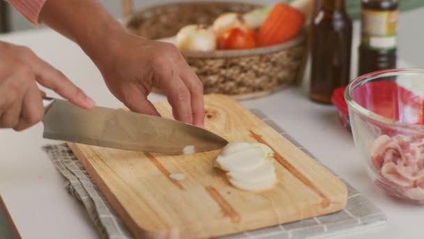 Eine Frau Schneidet Mit Einem Messer Weiße Zwiebeln Auf Einem — Stockvideo