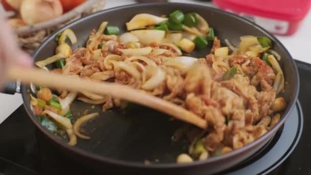 Μαγειρική Χέρια Κρατώντας Μια Κουτάλα Ανακατεύετε Τηγάνισμα Kimchi Και Χοιρινό — Αρχείο Βίντεο