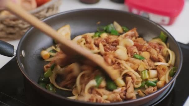 Μαγειρική Χέρια Κρατώντας Μια Κουτάλα Ανακατεύετε Τηγάνισμα Kimchi Και Χοιρινό — Αρχείο Βίντεο