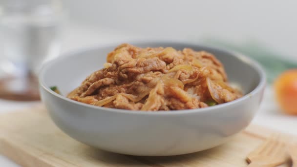 Sült Kimchi Kurobutsertés Főtt Rizs Egy Tál Háttér Koreai Élelmiszer — Stock videók