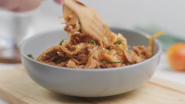 韩国菜 手拿着勺子吃炒泡菜泡菜泡菜和火锅猪肉 锅里装着蒸饭 韩国自制午餐食品 — 图库视频影像