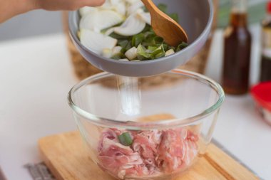 Kolay Kore yemeği için domuz eti marine etmek için adım adım prosedürler, doğranmış soğan ve Japon soğanı, susam yağı, soya sosu, Kore gochujang sosu ekleyin ve iyice karıştırın. Öğle yemeği için Kore ev yemeği.