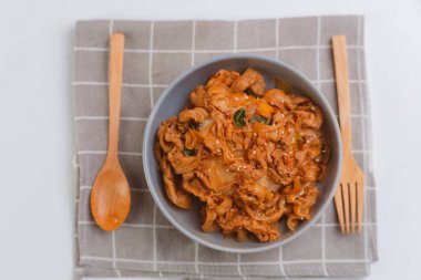 Kızarmış kimçi ve kurobuta domuz etini bir kasede pilav pişirip servis edin. Kore yemeği. Öğle yemeği için Kore ev yemeği.