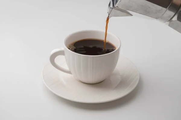 Hand Håller Mokapot Hälla Kaffe Vit Kopp Bordet Svart Kaffe — Stockfoto