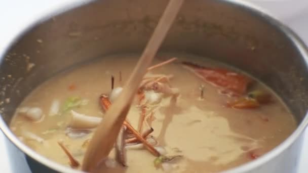 Kořeněná Krevetová Polévka Tradiční Asijská Rajská Polévka Krevetami Kokosovým Mlékem — Stock video