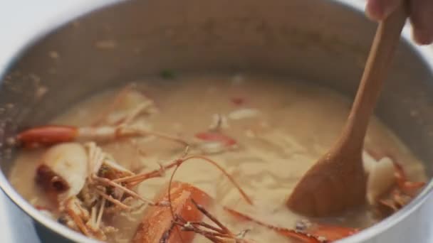 남비에 실고기와 코코넛 밀크를 곁들인 전통적 아시아 — 비디오