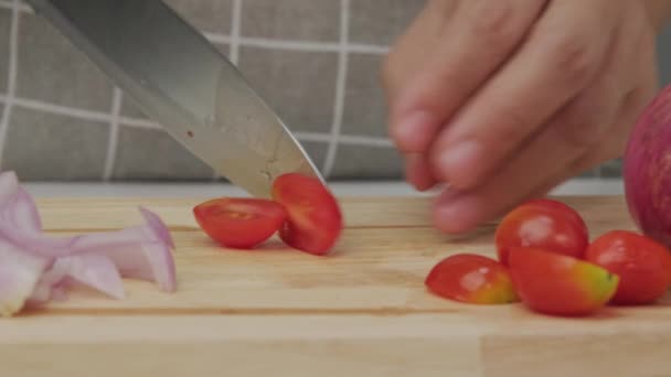 Weibliche Hand Mit Einem Messer Frische Tomaten Auf Einem Schneidebrett — Stockvideo