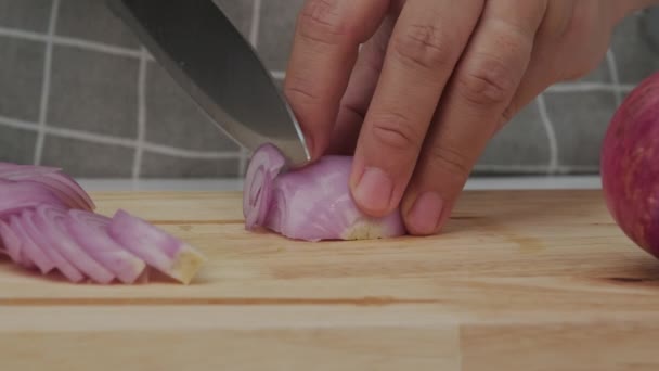 Kochen Frau Macht Frischen Bio Gemüsesalat Der Küche Weibliche Hände — Stockvideo