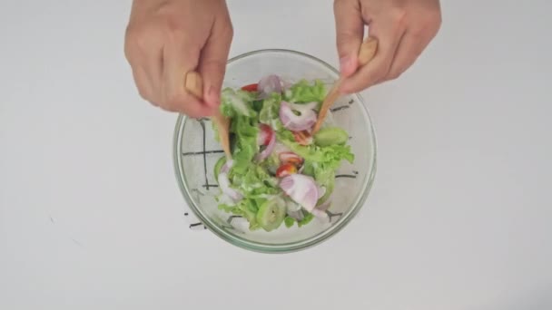 Cocinar Mujer Haciendo Ensalada Verduras Orgánicas Frescas Cocina Las Manos — Vídeos de Stock