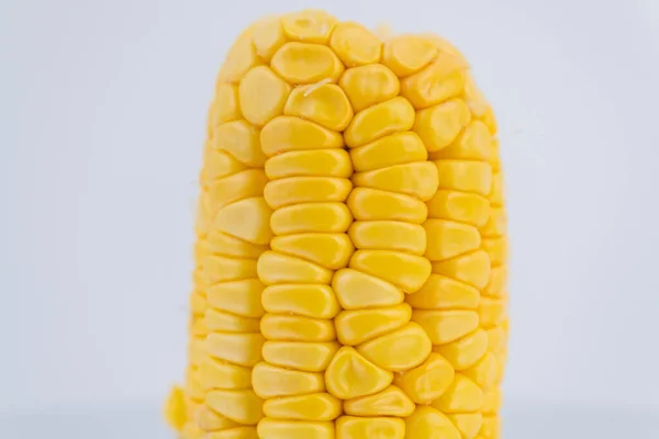Geschilde Maïs Een Witte Achtergrond Suikermaïs Groenten Vers Geschild Zaagsel — Stockfoto