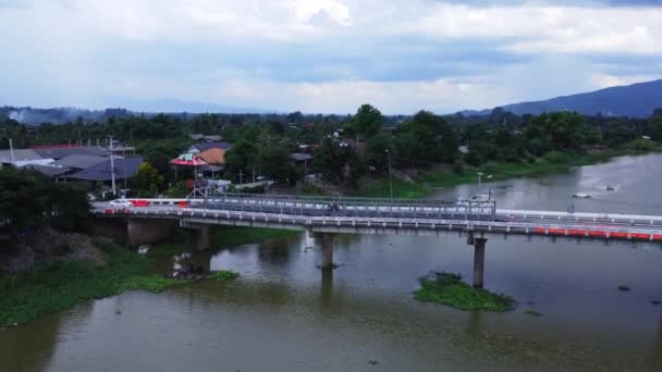 修一座横跨乡间河流的混凝土桥 维修一个路段 从空中俯瞰这座桥的整修 危险通道 — 图库视频影像