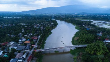 Kırsal kesimdeki bir nehirde beton bir köprünün tamiri. Bir yol bölümünün tamiri. Köprünün yenilenmesinin havadan görüntüsü. tehlikeli geçiş
