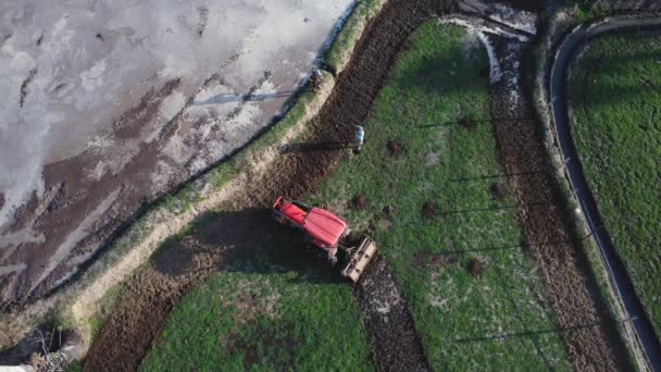 Vista Aérea Trator Campo Arar Terra Preparação Para Semeadura Agricultor — Vídeo de Stock