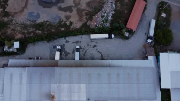 停放在仓库装包裹箱的拖车的空中视图 行业货运卡车运输 航运仓储物流 — 图库视频影像