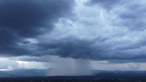 バックグラウンドに巨大な嵐雲を持つコミュニティと農地の空中パノラマビュー 田舎のコミュニティに対する雨の空中観察 ドローンから撮影された雨雲 — ストック動画