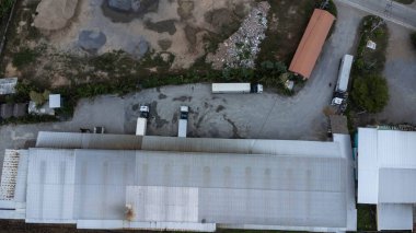 Otopark etmiş karavan kamyonunun ambara paket kutuları yüklediği hava görüntüsü. Endüstriyel Nakliye Aracı. Nakliye Deposu Lojistiği.