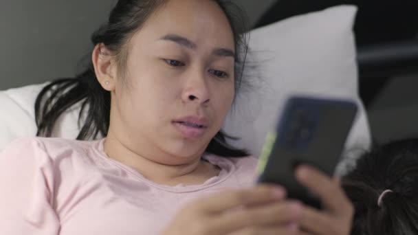 Mujer Asiática Joven Acostada Cama Blanca Jugando Smartphone Por Noche — Vídeos de Stock