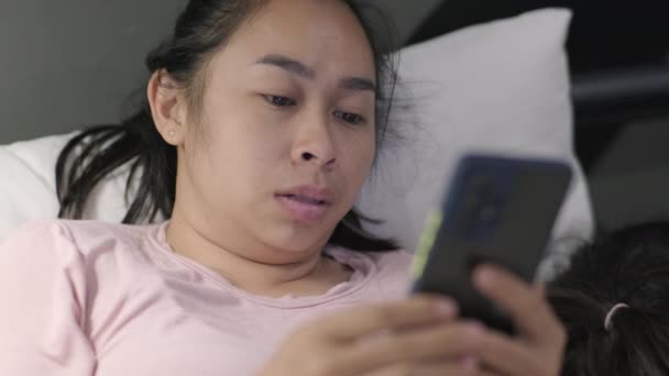 Mujer Asiática Joven Acostada Cama Blanca Jugando Smartphone Por Noche — Vídeos de Stock