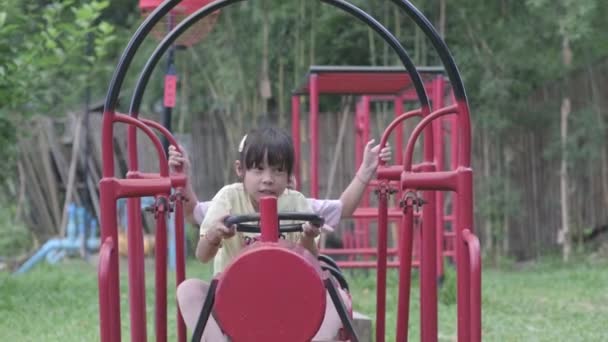 Dos Niñas Jugando Patio Aire Libre Los Niños Activos Juegan — Vídeo de stock