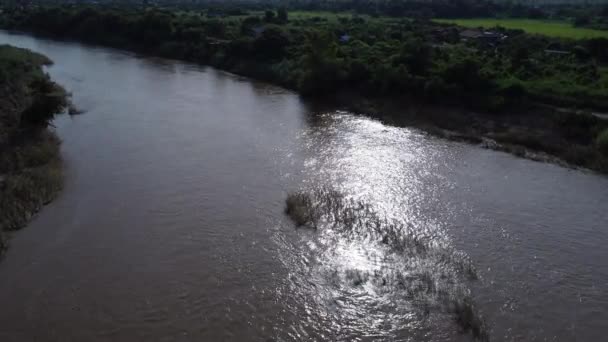 북부의 강에서 흐르는 치앙마이 마을과 드론에서 — 비디오