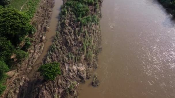 在泰国北部的雨季 在河流中奔流的浑浊的褐色森林水的空中景观 从无人驾驶飞机看清迈村和平江 — 图库视频影像