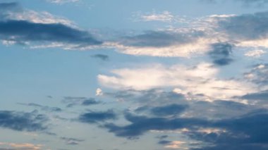 Bir yaz gününde bulutlu ve güneşli güzel gökyüzü manzarası. Mavi gökyüzünün üzerinde, güneş ışıldarken zaman su gibi akıp geçiyor. Gökyüzü doğa arkaplanı.