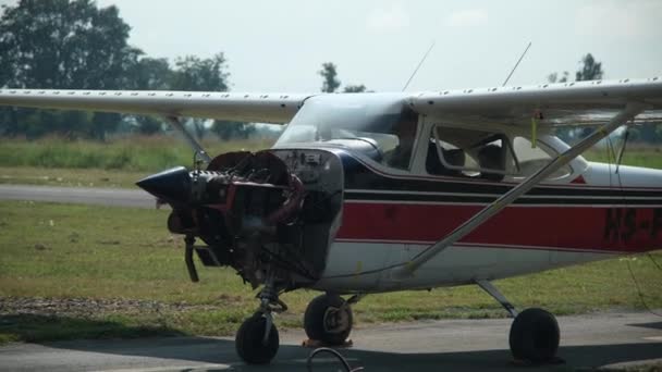 Meccanica Volo Sta Effettuando Ispezione Manutenzione Pre Volo Piccolo Aereo — Video Stock