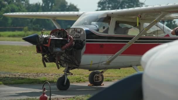 Flugmechaniker Führen Auf Einer Luftfahrtschau Inspektionen Oder Wartungsarbeiten Einem Kleinen — Stockvideo