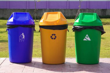 Plastik kutular, yeşil, sarı ve mavi. Genel, gübrelenebilir ve geri dönüştürülebilir atık için farklı renkte çöp kutuları.