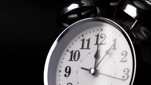 Крупним Планом Ретро Тривожний Годинник Обличчя Проміжок Часу Чорному Тлі — стокове відео