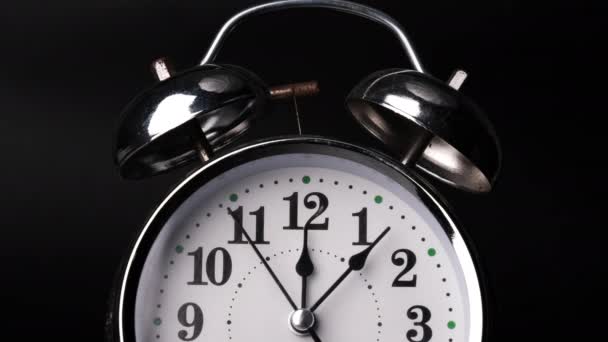 ブラックバックのタイムラウンドでレトロなアラーム時計のクローズアップ 速く動くレトロ警報時計 時計の手が速く動く 時刻の始まり12 00または12 — ストック動画