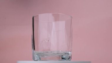 Yavaşça suyu dönen bardağa boşalt. Bir bardağa içme suyu dök..