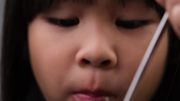 Close Fetiță Drăguță Care Mănâncă Înghețată Ciocolată Lingură Fetița Mănâncă — Videoclip de stoc