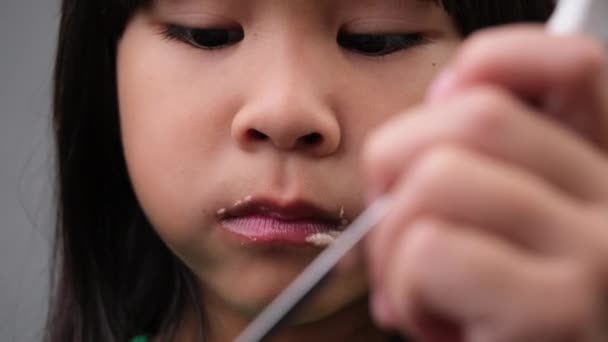Gros Plan Une Jolie Petite Fille Qui Mange Glace Chocolat — Video