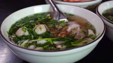 Lao usulü erişte, taze sebzelerle birlikte Vientiane, Laos 'taki yerel bir restoranın ahşap masasında servis edilir..