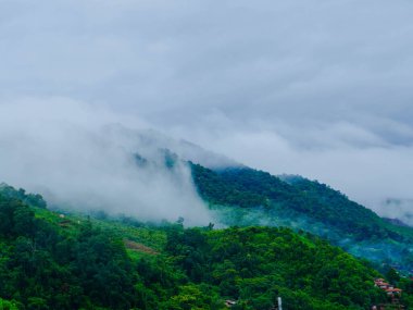 Tayland 'ın Nan Eyaleti' nde yağmur mevsiminde doğayla çevrili küçük bir köy olan güzel Sapan köyü manzarası..