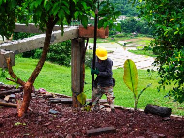 İnşaat işçisi inşaat alanında..