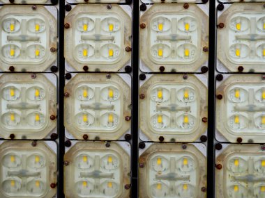 LED ışıklar beyaz arkaplanda izole edildi, yakın plan