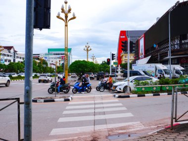 26 Haziran 2024, Vientiane, Laos - Vientiane, Laos PDR 'nin ana caddesi, Lane Xang Aveune' de trafik.