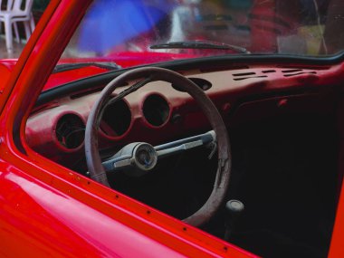 26 Haziran 2024, Vientiane, Laos - Eski kırmızı bir Volkswagen 'in direksiyon simidine yakın çekim..