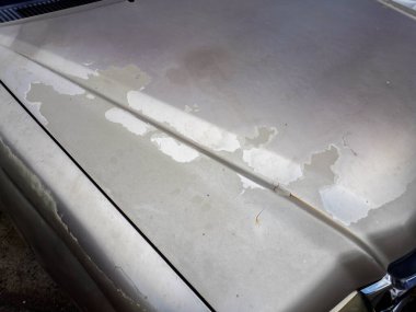 Eski arabanın gövdesinde pas ve boya hasarı var. Eski boyaları araba gövdesine döküyorum.