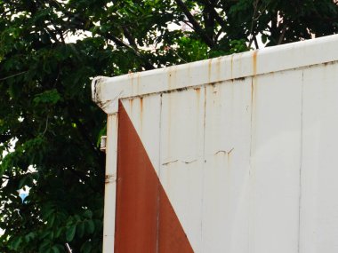 Aşınmış metal zemin. Metal duvar pas lekeleriyle beyaza boyanmış. Paslı metal arka plan, pas izleri, pas lekeleri. Rystycorrosion.