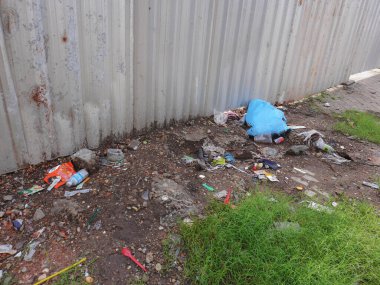 Kırsal bölgelerde yol kenarına çöp dökmek.