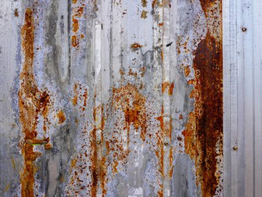 Aşınmış metal zemin. Metal duvarların pas lekeleri var. Paslı metal arka plan, pas izleri, pas lekeleri. Rystycorrosion