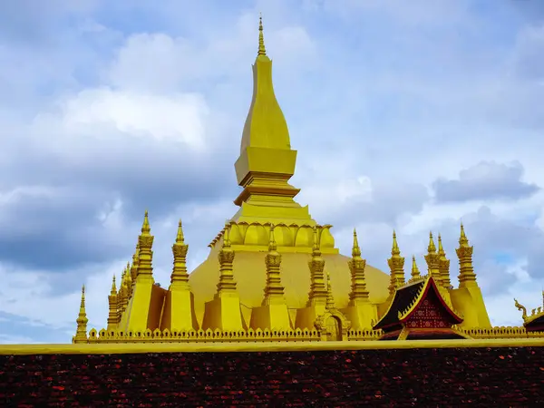 Phra Luang veya Phra Chedi Lokachulamanee Vientiane Laos 'ta çok önemli bir ibadet yeri olarak kabul edilir..