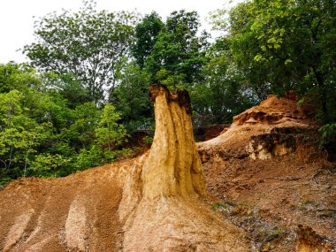 Phae Mueang Phi Orman Parkı, Tayland 'ın Phrae eyaletindeki doğal su erozyonundan oluşan garip şekilli kumtaşı..